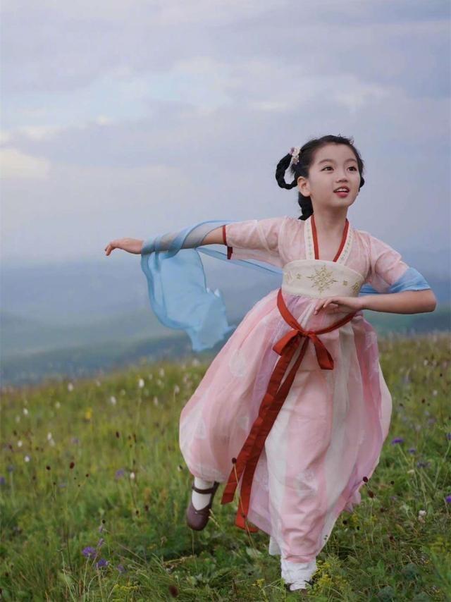 阿拉蕾是谁家的孩子（揭秘童星崔雅涵父母的职业）