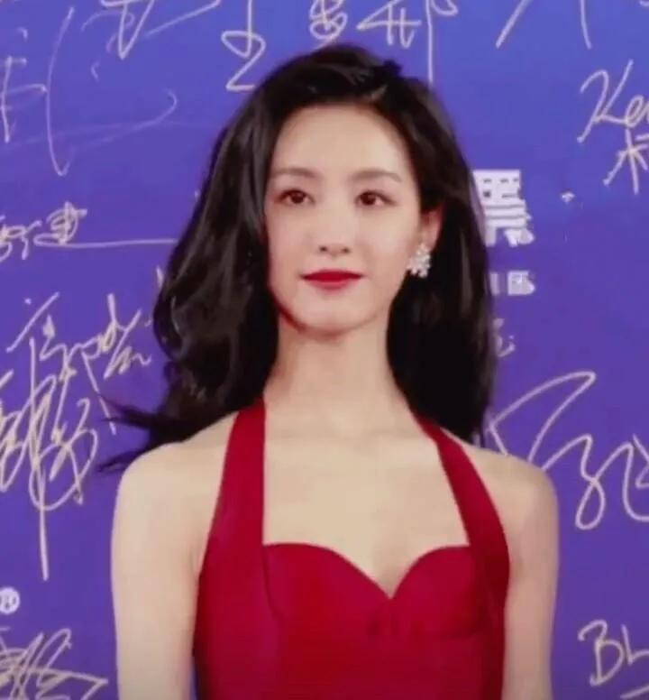 陈都灵证件照原图（南航校花陈都灵）