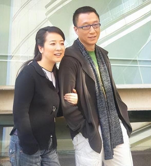 陈小艺有过几次婚史（演员陈小艺的混乱情史）