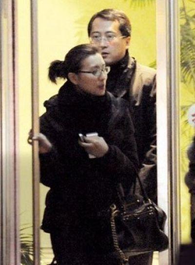 万人迷陈好的老公是谁（陈好与富豪老公刘海峰近照）