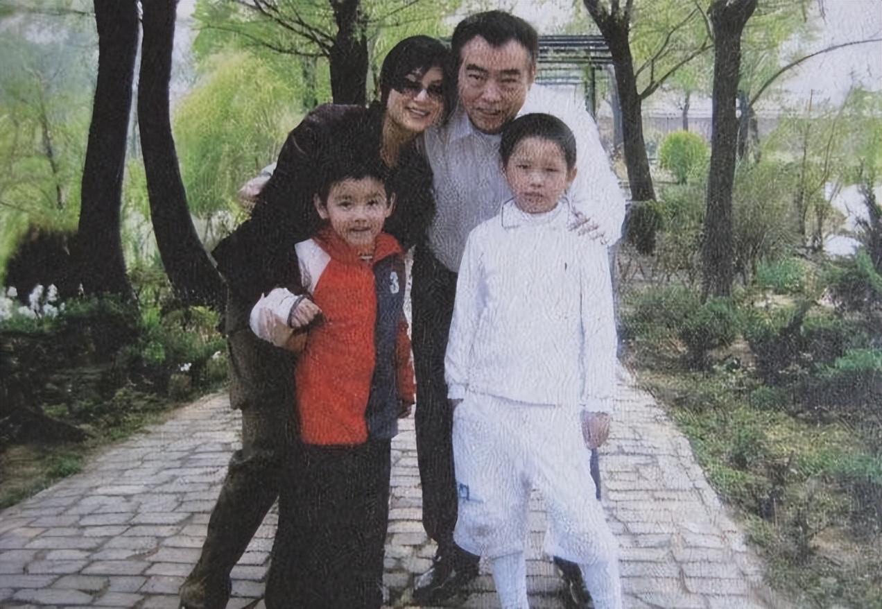 陈红什么年龄结的婚（演员陈红和老公陈凯歌的感情经历）