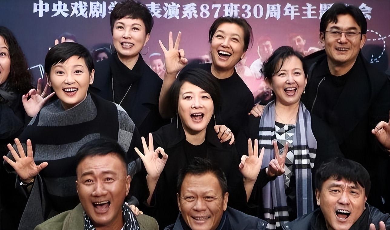 陈小艺有过几次婚史（演员陈小艺的混乱情史）