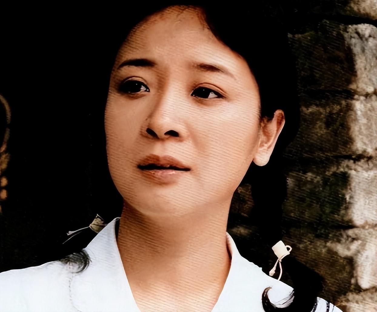 陈小艺有过几次婚史（演员陈小艺的混乱情史）