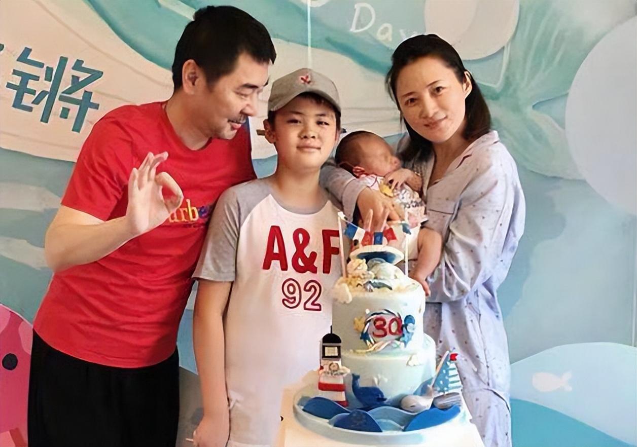 陈建斌三个妻子都是谁（蒋勤勤的老公陈建斌个人资料）