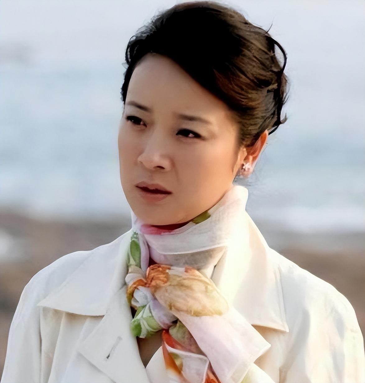 陈小艺有过几次婚史（演员陈小艺的混乱情史）