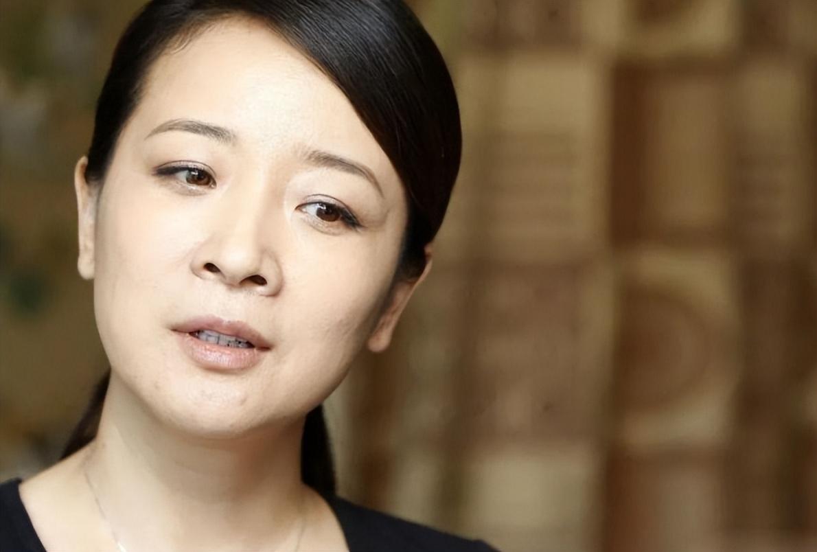 陈小艺有过几次婚史（演员陈小艺的混乱情史）