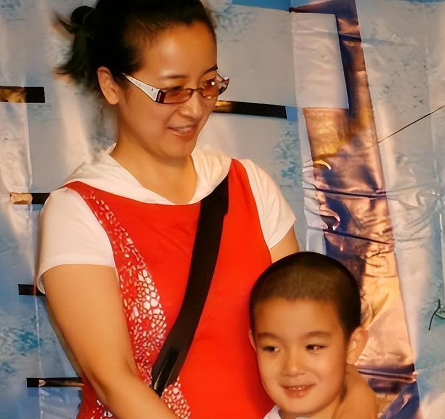 陈小艺有过几次婚史（演员陈小艺的混乱情史）