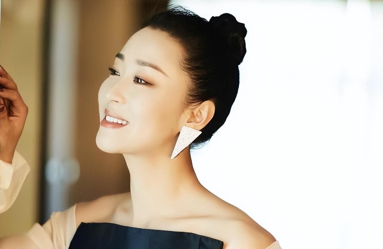 苗圃老公比她大多少岁（苗圃嫁大19岁富豪老公陈义红）