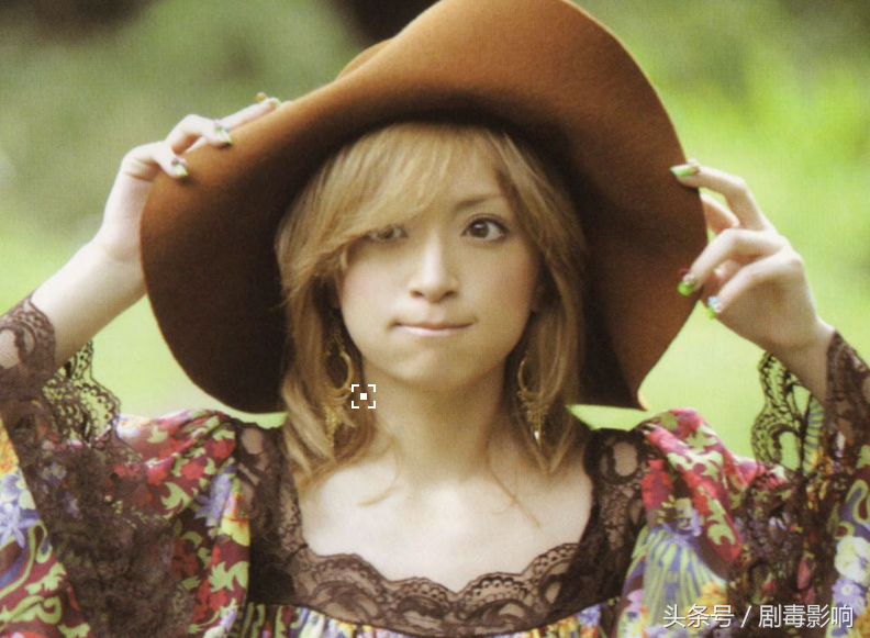 滨崎步为啥失聪了（日本天后滨崎步失去听力的原因）