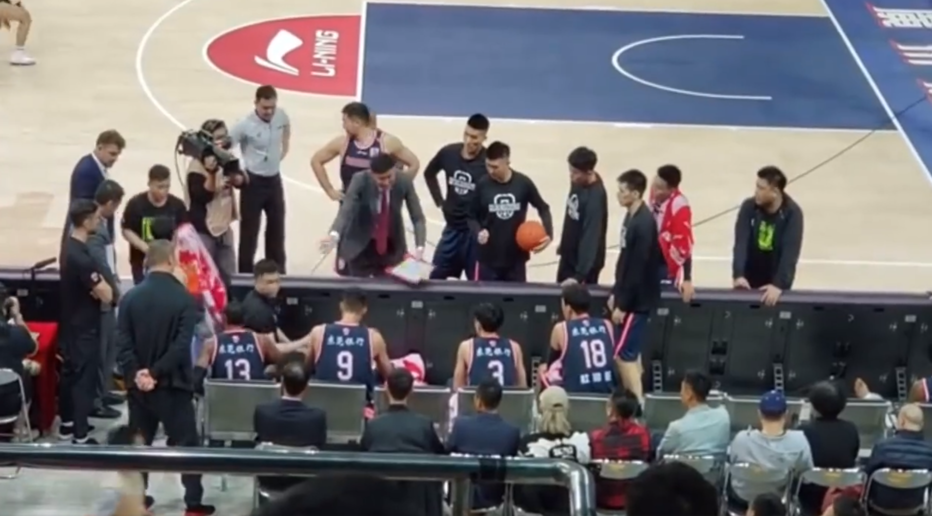 不要碰我肩膀最后怎么样了（网络不要碰我肩膀梗的出处）