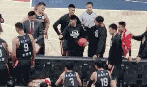 不要碰我肩膀最后怎么样了（网络不要碰我肩膀梗的出处）