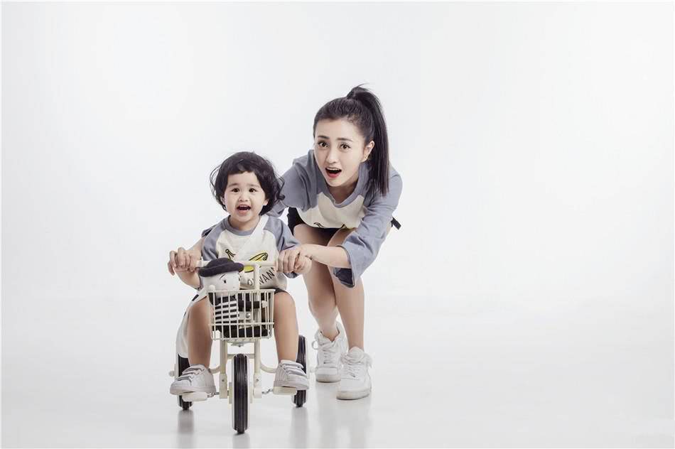 包贝尔老婆为啥也姓包（包文婧是改的姓吗）