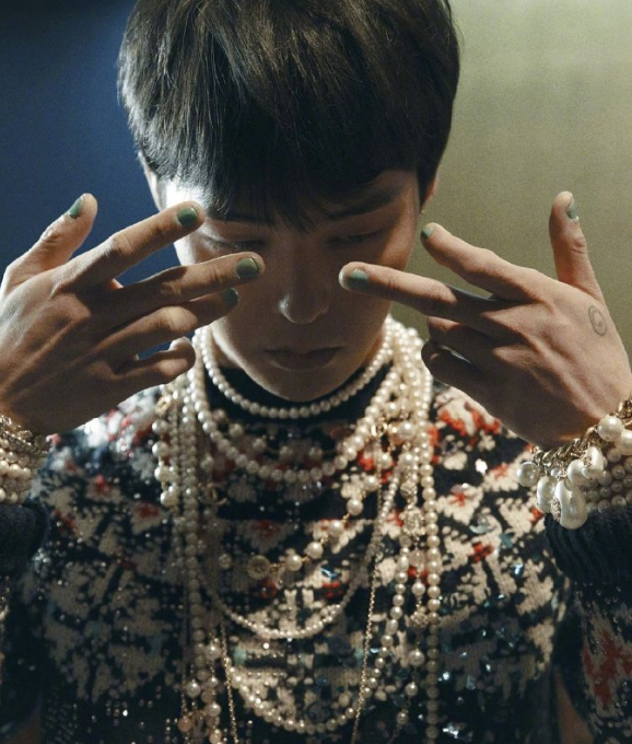 权志龙整容前的照片是真的吗（揭秘亚洲天王权志龙近照）