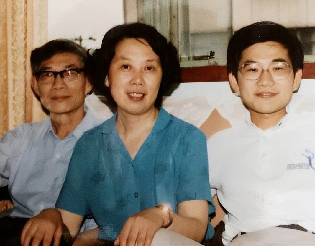 曹可凡老婆叫什么名字（上海主持曹可凡现任老婆）