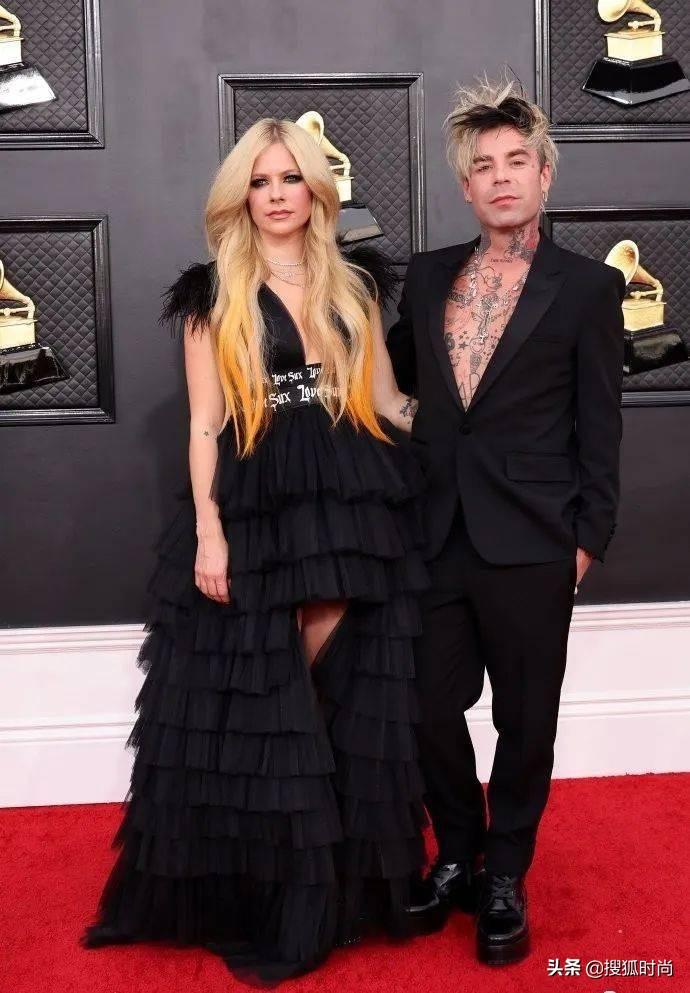 艾薇儿和谁结婚了(欧美天后艾薇儿感情经历) 艾薇儿和谁结婚了(欧美天后艾薇儿感情经历)