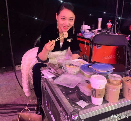 安徽主持人周群结婚了吗（安徽主持周群老公资料）