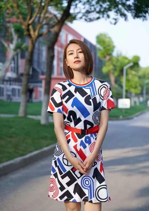 脸小额头窄适合什么发型（精选5款气质减龄造型）