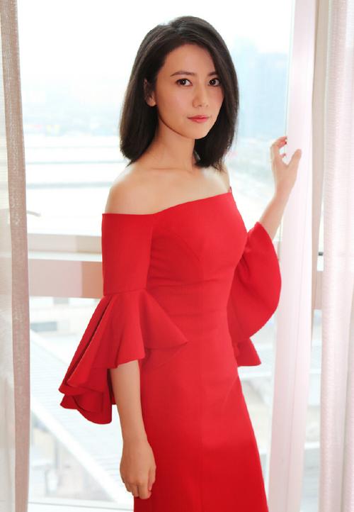 脸小额头窄适合什么发型（精选5款气质减龄造型）