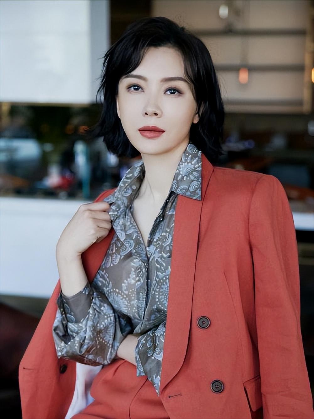 脸小额头窄适合什么发型（精选5款气质减龄造型）