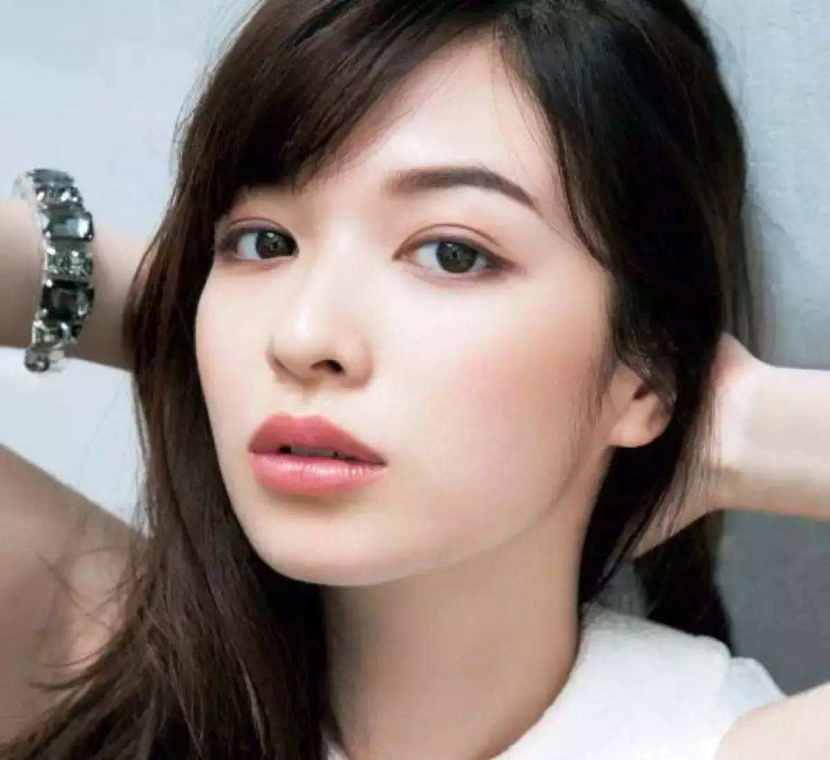 脸小额头窄适合什么发型（精选5款气质减龄造型）