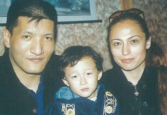 巴特尔老婆德明简介（男篮巴特尔娶二婚大10岁带俩娃）