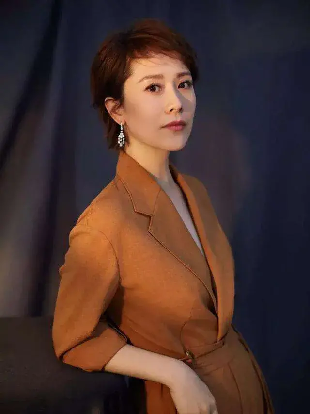 脸小额头窄适合什么发型（精选5款气质减龄造型）