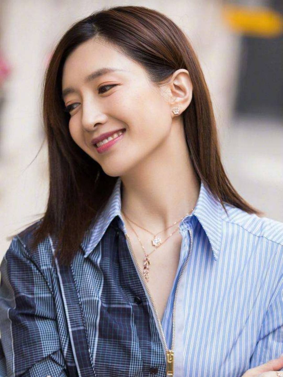 脸小额头窄适合什么发型（精选5款气质减龄造型）