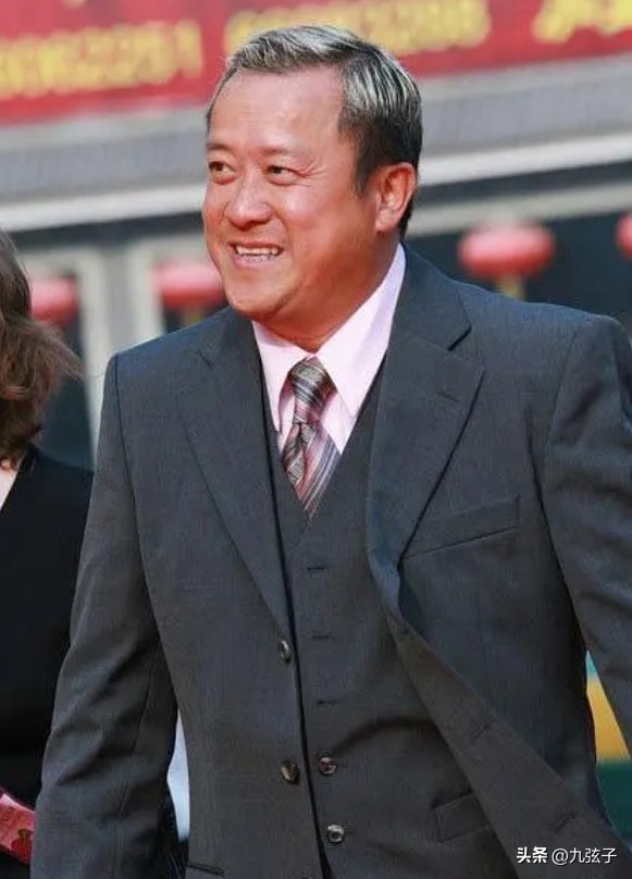 曾志伟酒后说尝到过周冬雨（周冬雨和曾志伟亲密关系真相）