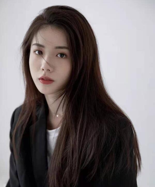 黑茶色的头发颜色是什么样子的（黑茶色与黑色头发对比）