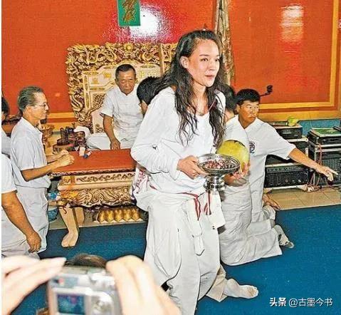 白龙王一生不见两个人是谁（泰国预言家白龙王资料介绍）