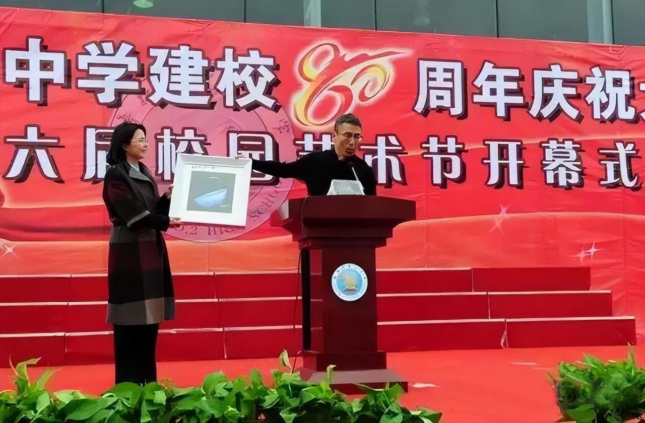 央视主持人白岩松怎么了（江苏女婿白岩松资料介绍）