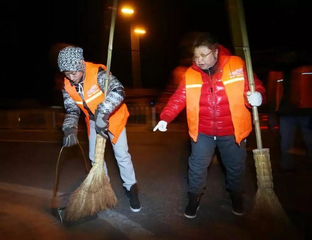 鲍莉和鲍蕾长得太像了（娱乐圈亲戚关系大盘点）