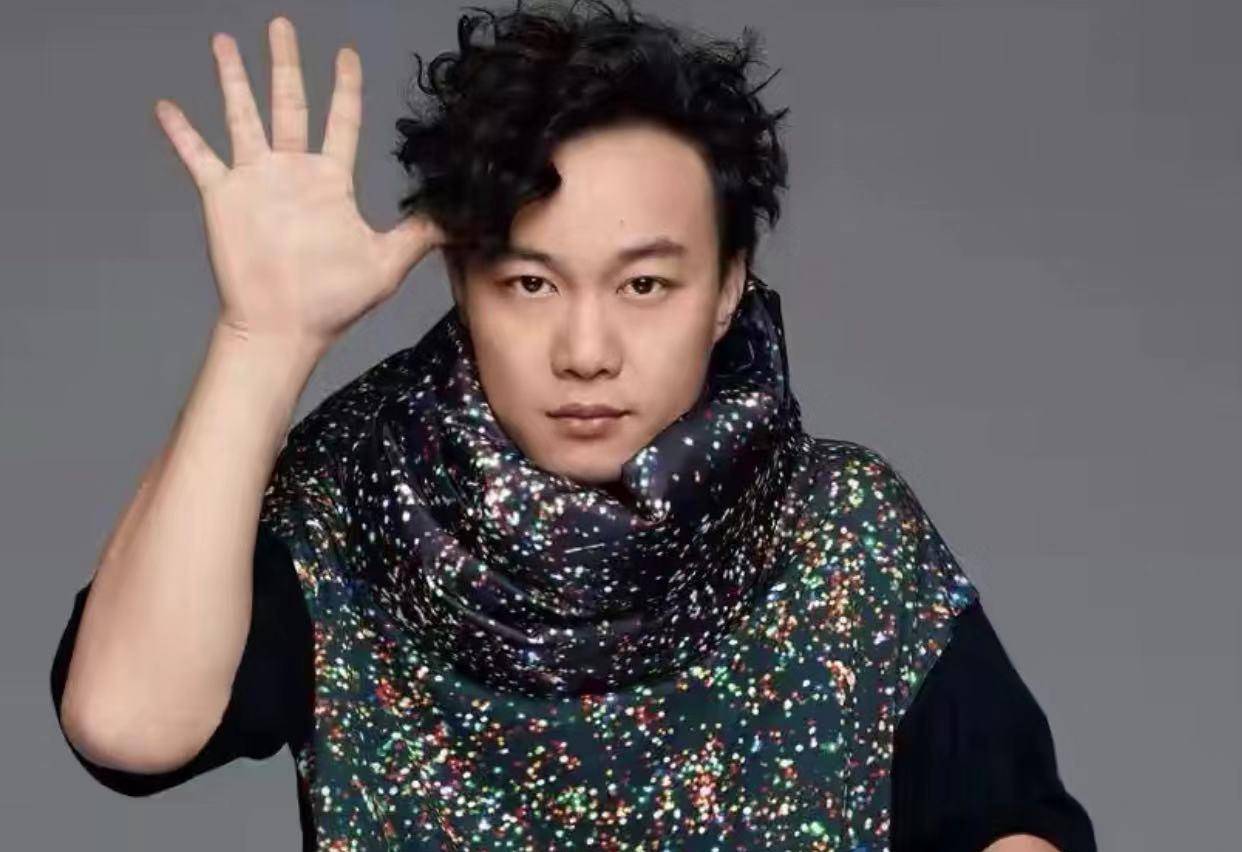 鲍莉和鲍蕾长得太像了（娱乐圈亲戚关系大盘点）