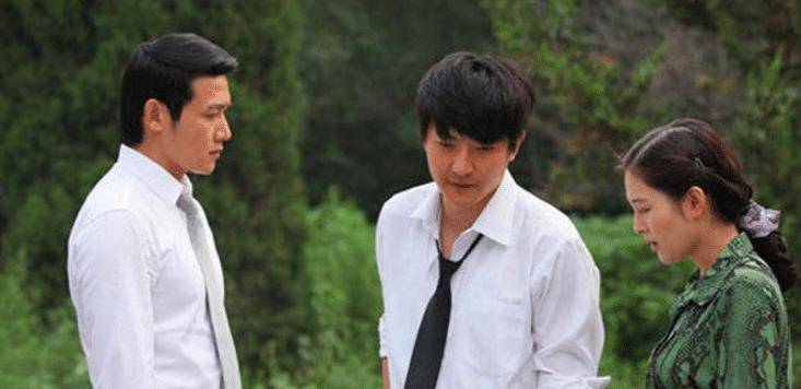 鲍莉和鲍蕾长得太像了（娱乐圈亲戚关系大盘点）