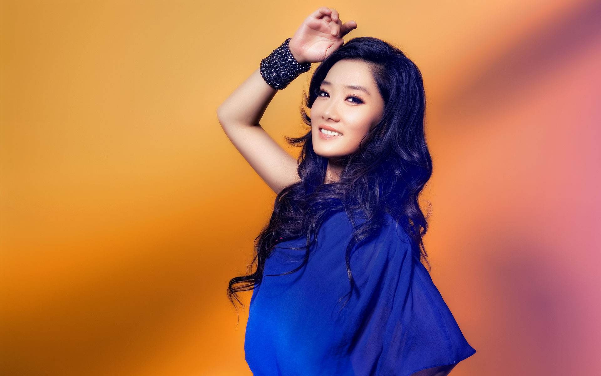 鲍莉和鲍蕾长得太像了（娱乐圈亲戚关系大盘点）