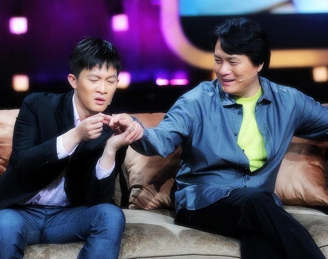 鲍莉和鲍蕾长得太像了（娱乐圈亲戚关系大盘点）