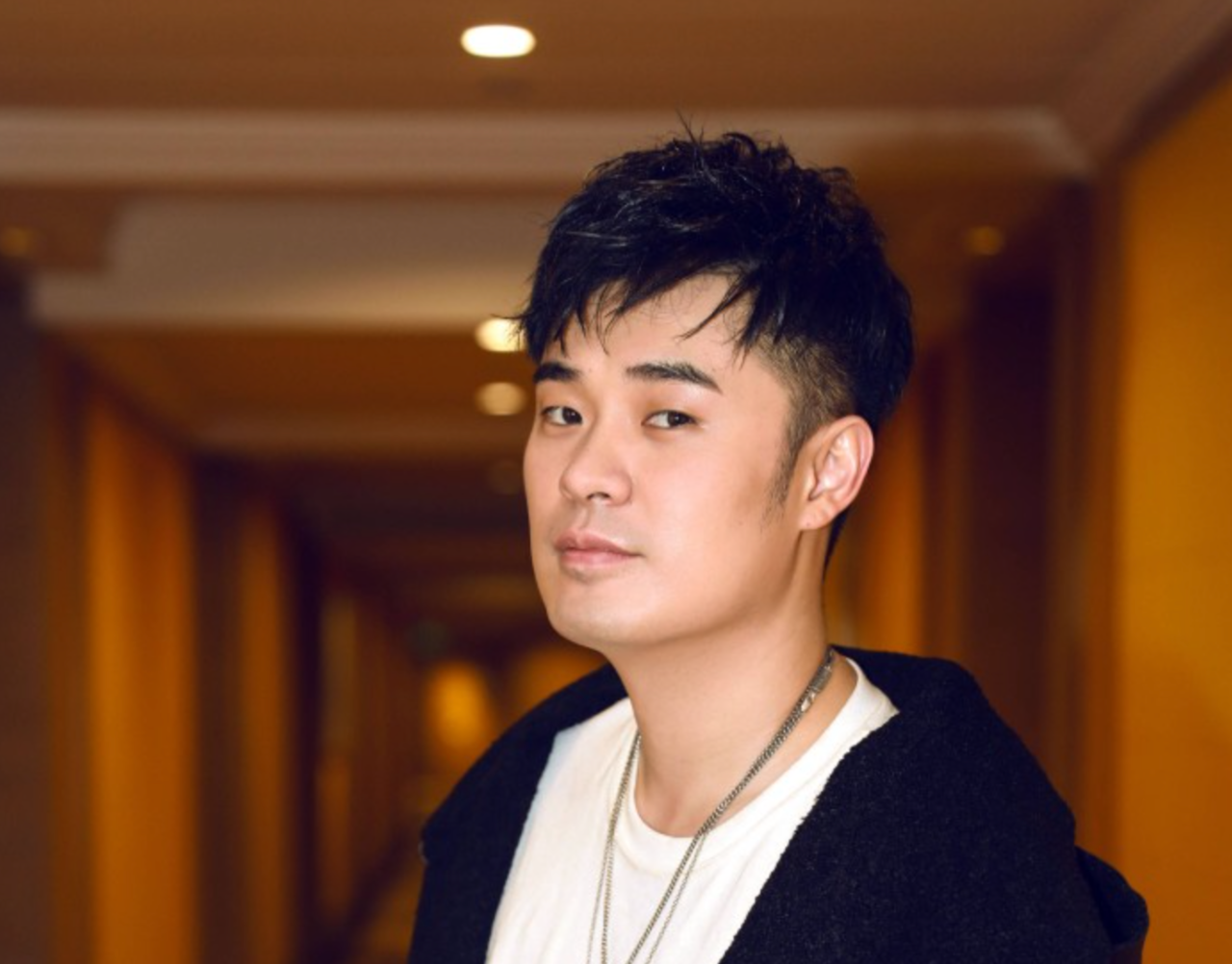 鲍莉和鲍蕾长得太像了（娱乐圈亲戚关系大盘点）