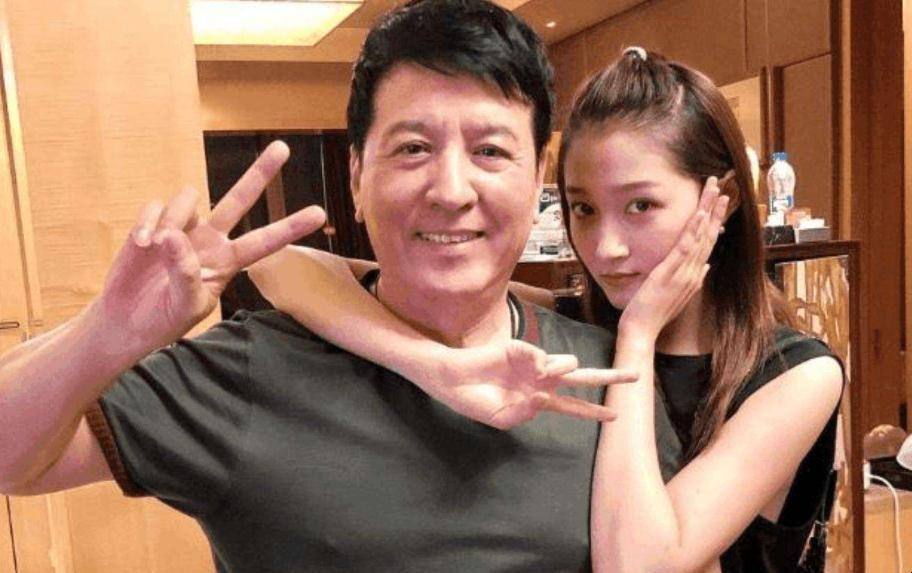 关晓彤的家世怎么样（揭秘京圈格格关晓彤的神秘家世背景）