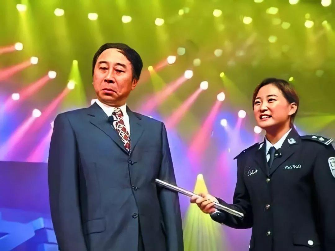 相声演员冯巩的妻子是谁（冯巩妻子艾慧介绍）