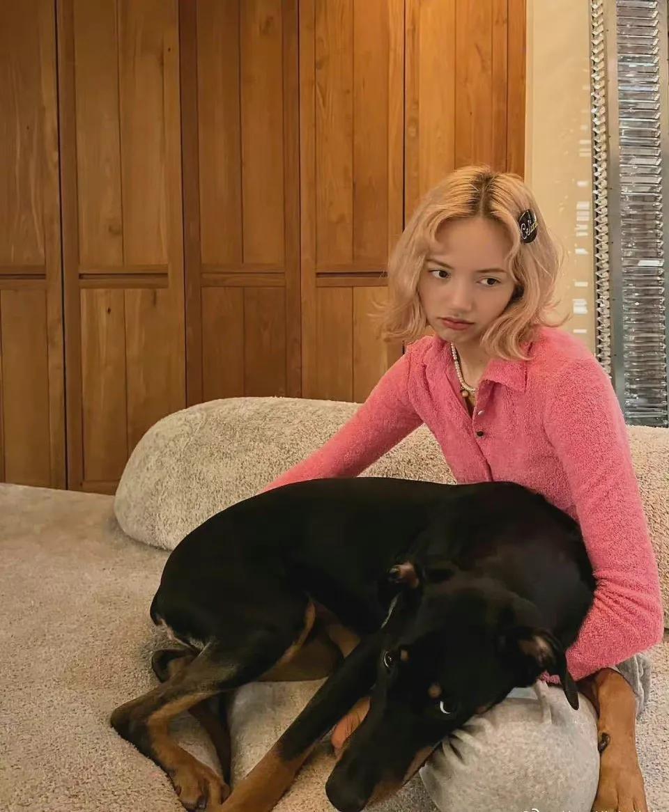 lisa是泰国和哪国的混血（人间芭比Lisa资料简介）