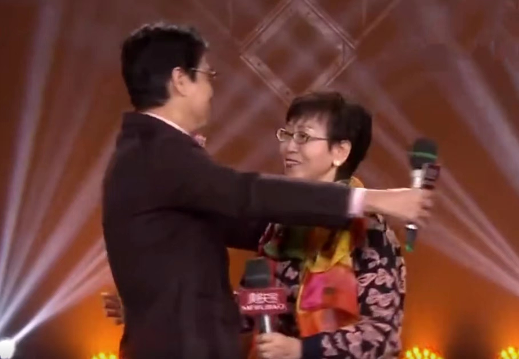 黄百鸣老婆用什么治好的(开心鬼黄百鸣老婆15年的抗癌经历) 黄百鸣老婆用什么治好的(开心鬼黄百鸣老婆15年的抗癌经历)