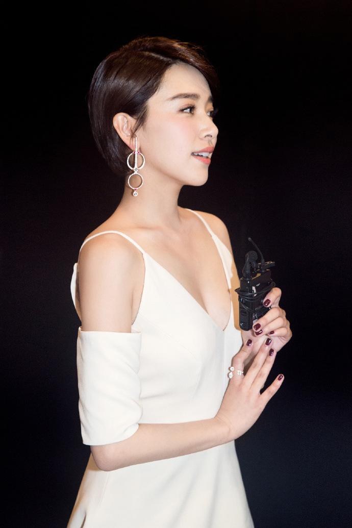 阚清子的胸有D罩杯吗（明星阚清子性感写真图集）