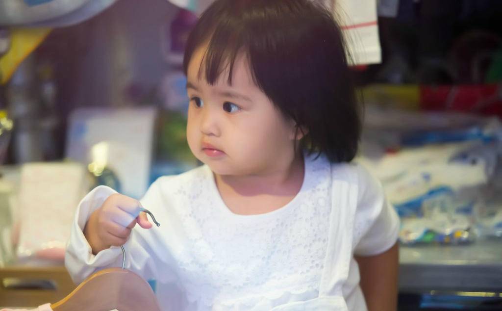 包贝尔老婆为啥也姓包（包文婧是改的姓吗）