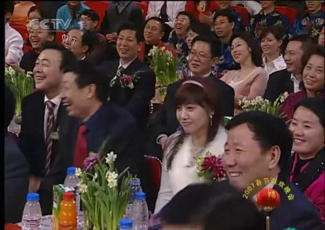 2012年春节晚会白衣女子（揭秘春晚白衣女子灵异事件真相）