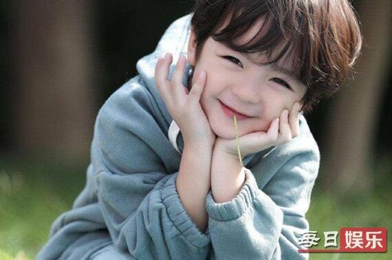 二十不惑中的小卷是谁演的（周嘉诚个人资料简介）