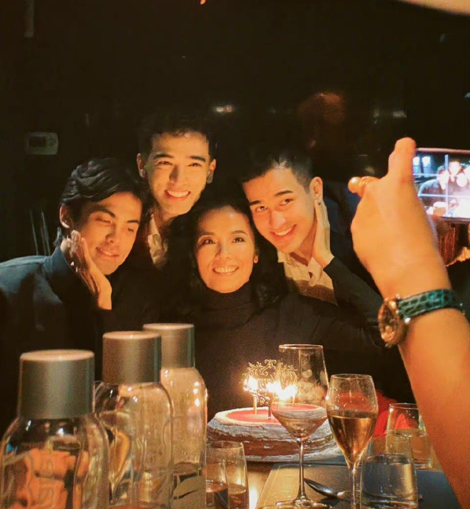 韦唯现在的老公照片（ 揭秘歌手韦唯和迈克尔离婚的原因）