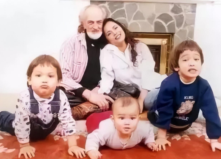 韦唯现在的老公照片（ 揭秘歌手韦唯和迈克尔离婚的原因）