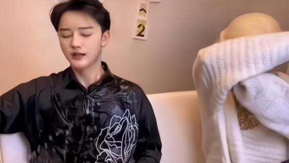 芭比迪丽拉整过容嘛（网红芭比迪丽拉原来的样子）