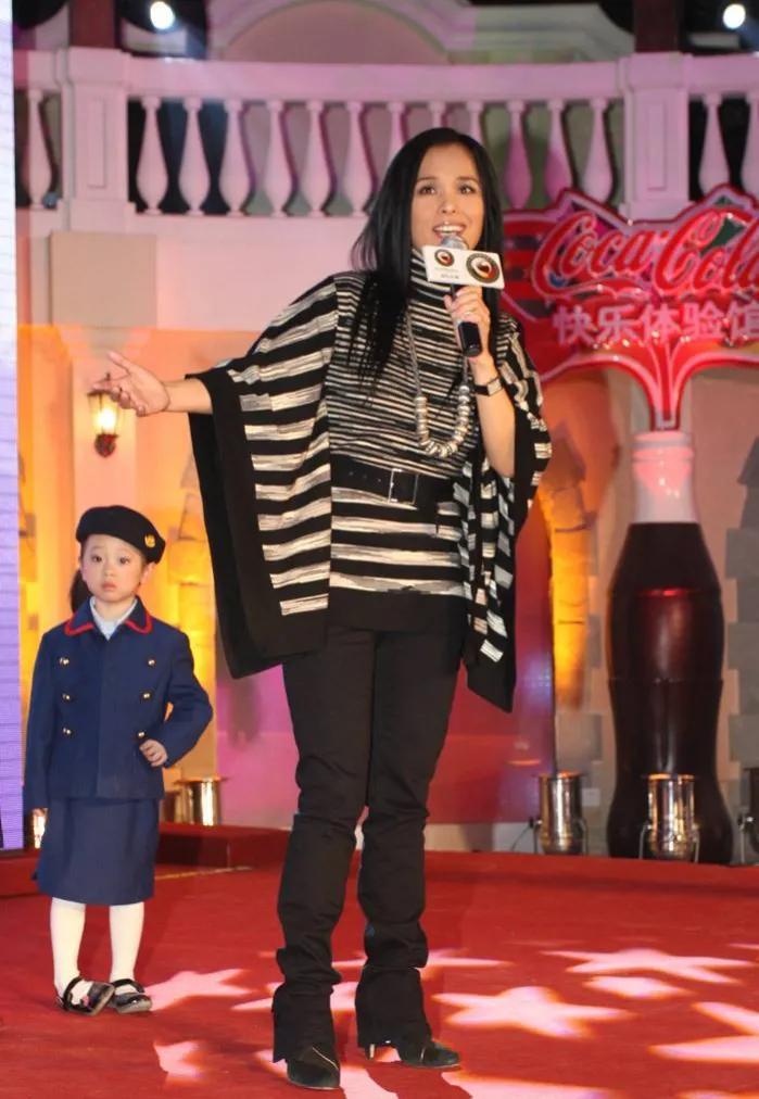 韦唯现在的老公照片（ 揭秘歌手韦唯和迈克尔离婚的原因）