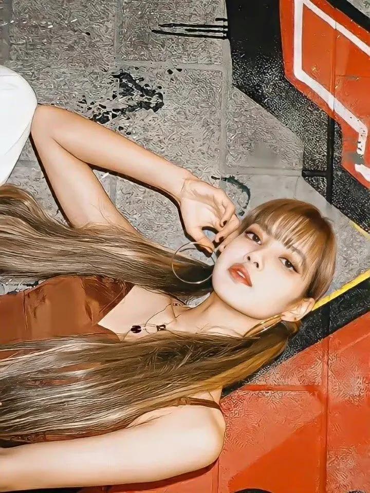 lisa是泰国和哪国的混血（人间芭比Lisa资料简介）